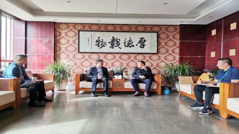 市委常委、宣傳部長(zhǎng)范曉東走訪慰問(wèn)紅光電氣集團(tuán)董事長(zhǎng)林中華